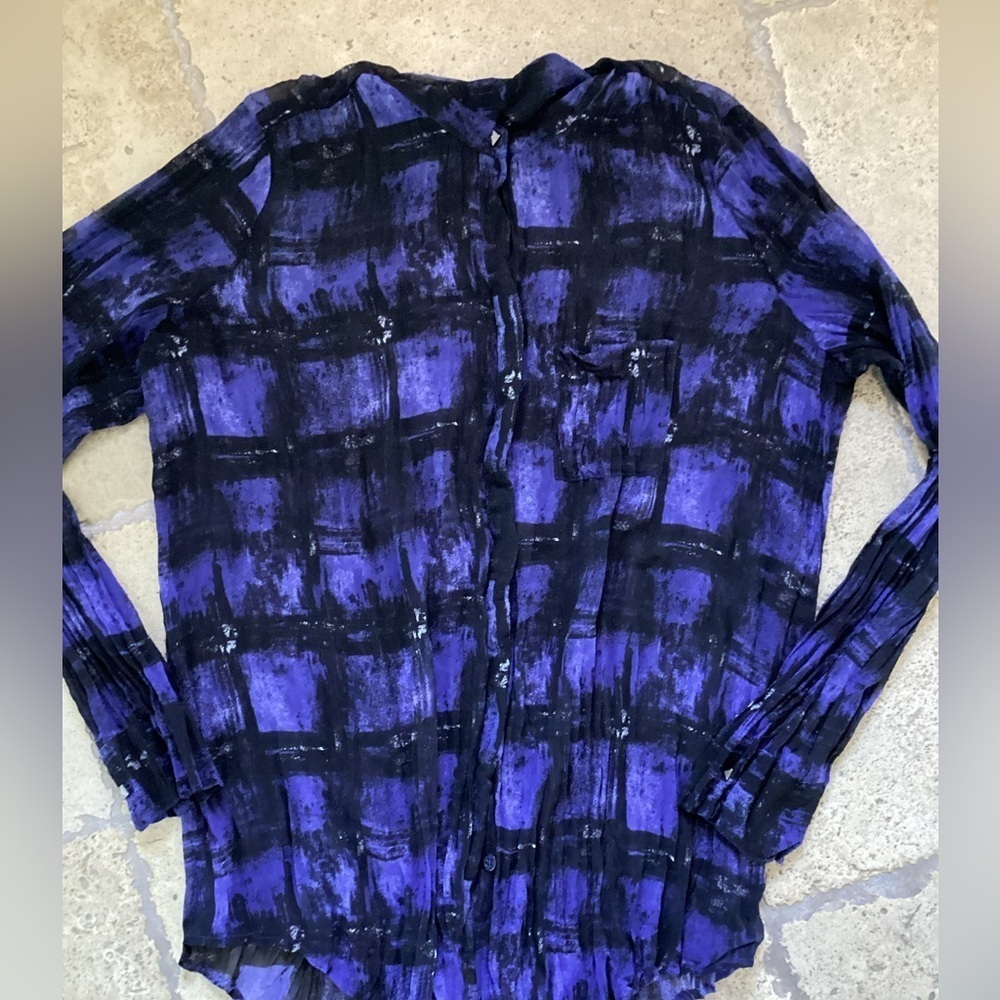 Rock Republic sheer button down top-SZ M
PIT TO PIT 21”
Length 28”